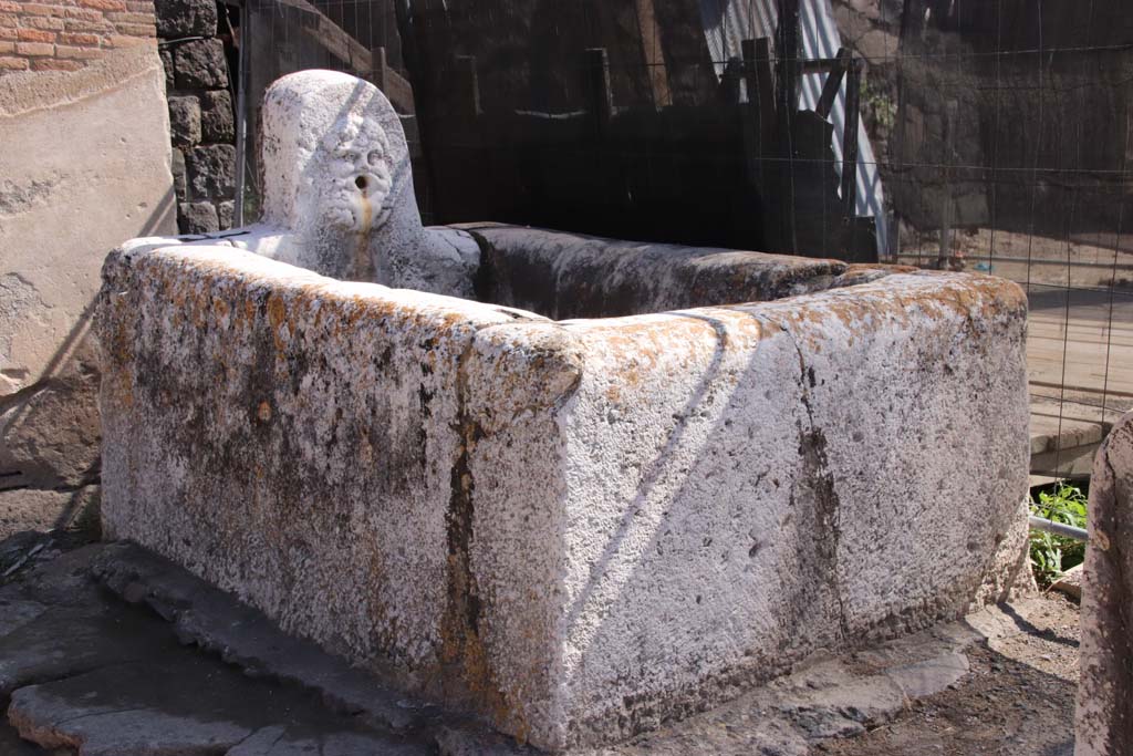 Decumanus Maximus, Herculaneum, September 2019.
Looking north-east towards fountain decorated with head of Hercules, at the east end of the Decumanus Maximus.
Photo courtesy of Klaus Heese.